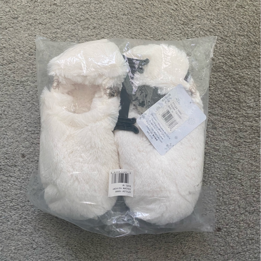 Muk Luks slippers Style 16666 in color 102 Ivory.  Size Medium.  Brand new.